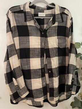 American Eagle Outfitters Black and Cream Plaid Button-Down Shirt